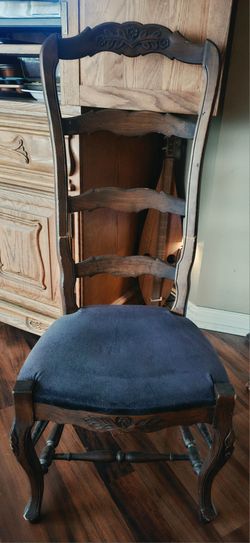 Beautiful Vintage Country French Carved Wood Ladderback Accent Chair