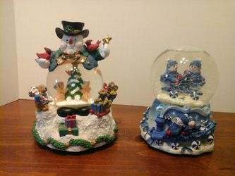 2 Christmas Snow globes musical in box e's