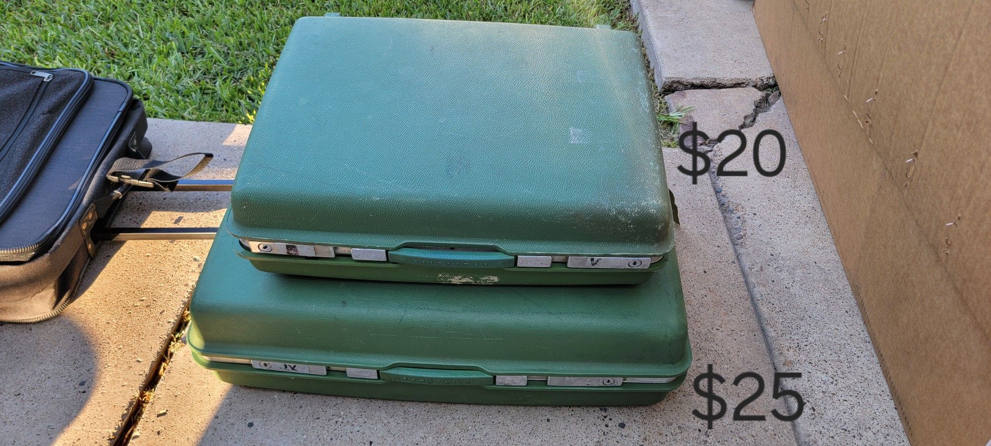 Vintage green hardcase suitcases 
Medium $20
Large $25
#matelas
#luggage 
Pick up in Harlingen near Walmart
Antiques, Telephones & Flags