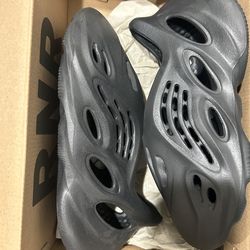 Yeezy foam rnnr size 5 / 7w