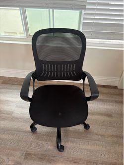 Black Mesh Office Chair - Ergonomic, Adjustable Height, Good Condition