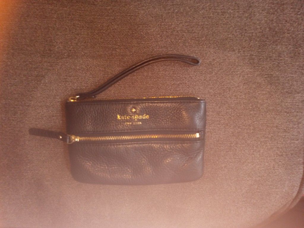 KATE SPADE
Kate Spade Black Pebble Leather Wristlet Wallet