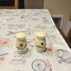 VTG Sunflower Salt & Pepper Shakers SHAWNEE pottery USA 1940s-1950s. 