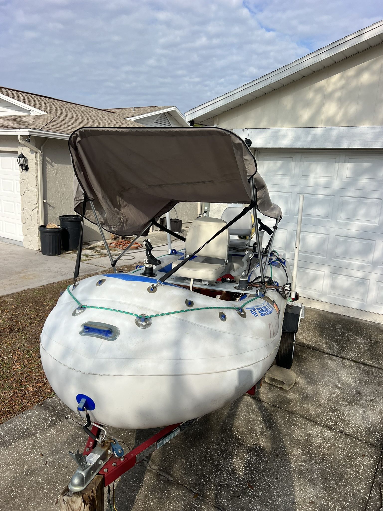Sea Eagle inflatable boat with trailer, Johnson motor, - Bote inflable Sea Eagle con tráiler, motor Johnson y títulos en regla