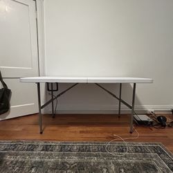 5 feet foldable table like new 