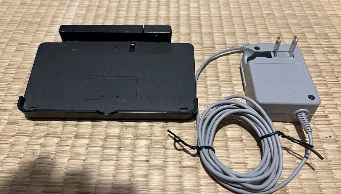 Original Nintendo 3DS Battery Charging Dock with power supply adapter