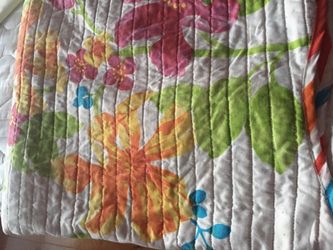 Scalloped Quilt with two pillow shams