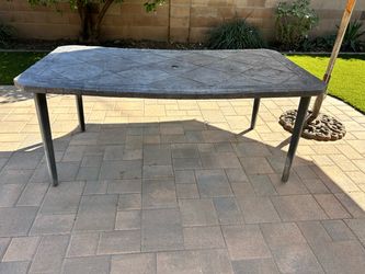 FREE Outdoor Patio Table – Needs Repair