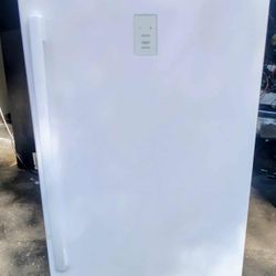 2-Year Old! White G.E. 15.0 Cu.Ft. Standup/Deep Freezer!