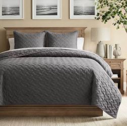 Bedsure 3 PCS King Size Grey Quilt Set for All Season, Breathable Bedspread Coverlet - Retail $60