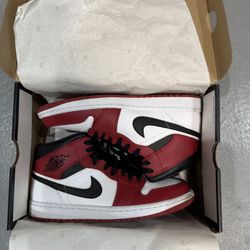 Jordan 1 Mid “Chicago”