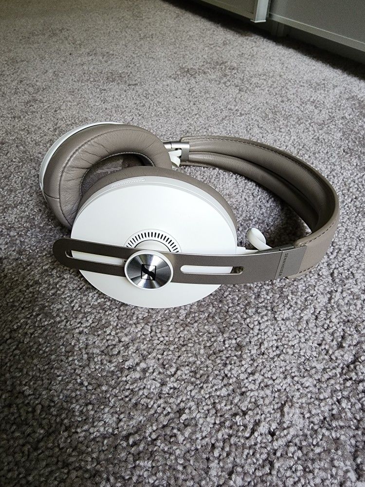 Like New Sennheiser Momentum 3 Wireless, Noise Cancelling headphones