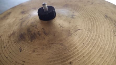 No brand drum symbol & stand that needs top nut (freebie for buyer of my other drum pieces while it last)