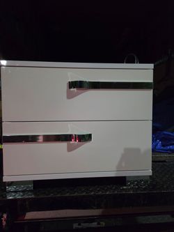 Status italian kamea white night stands