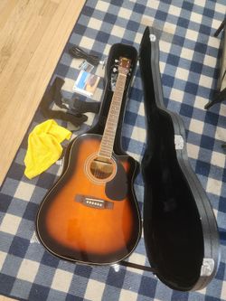 Rogue electric acoustic guitar with hard case come with all accessories is like new