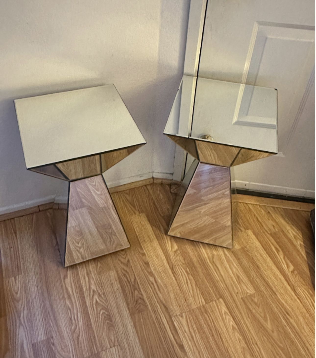 Chic Mirrored Side Tables (Set Of 2)