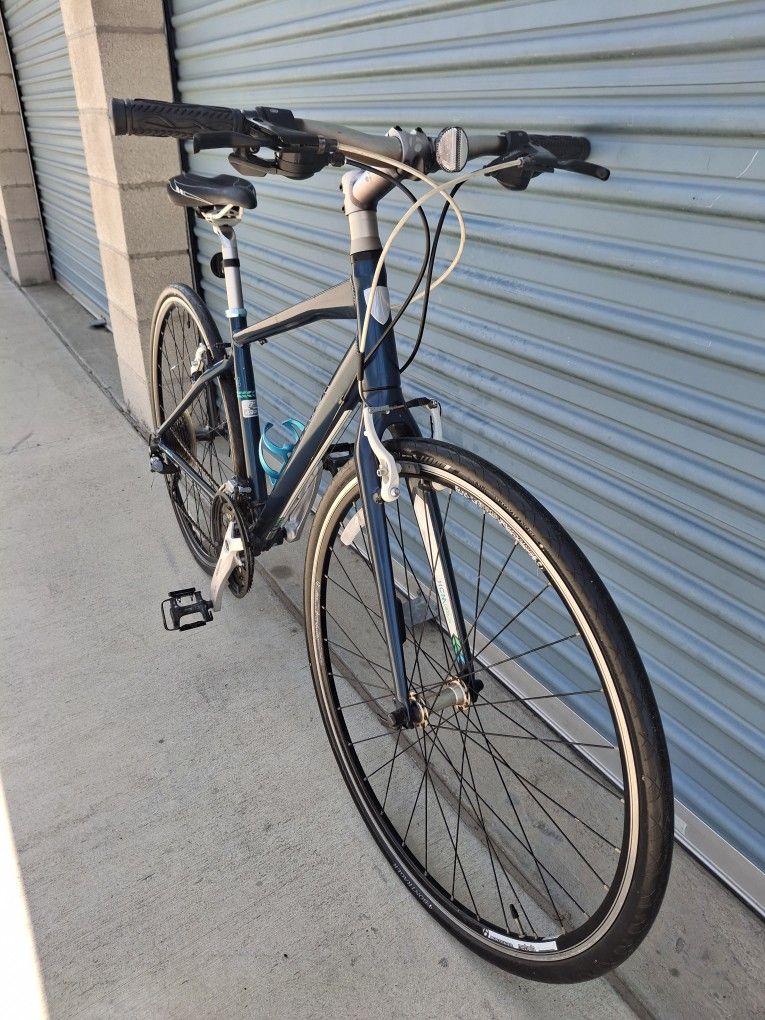 TREK HYBRID 21 SPEEDS TIRE 700C SIZE M
