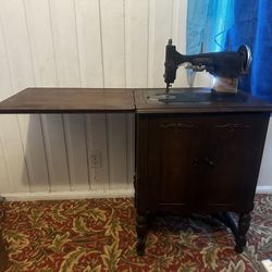 Antique 1920’s Sewing Machine In Cabinet