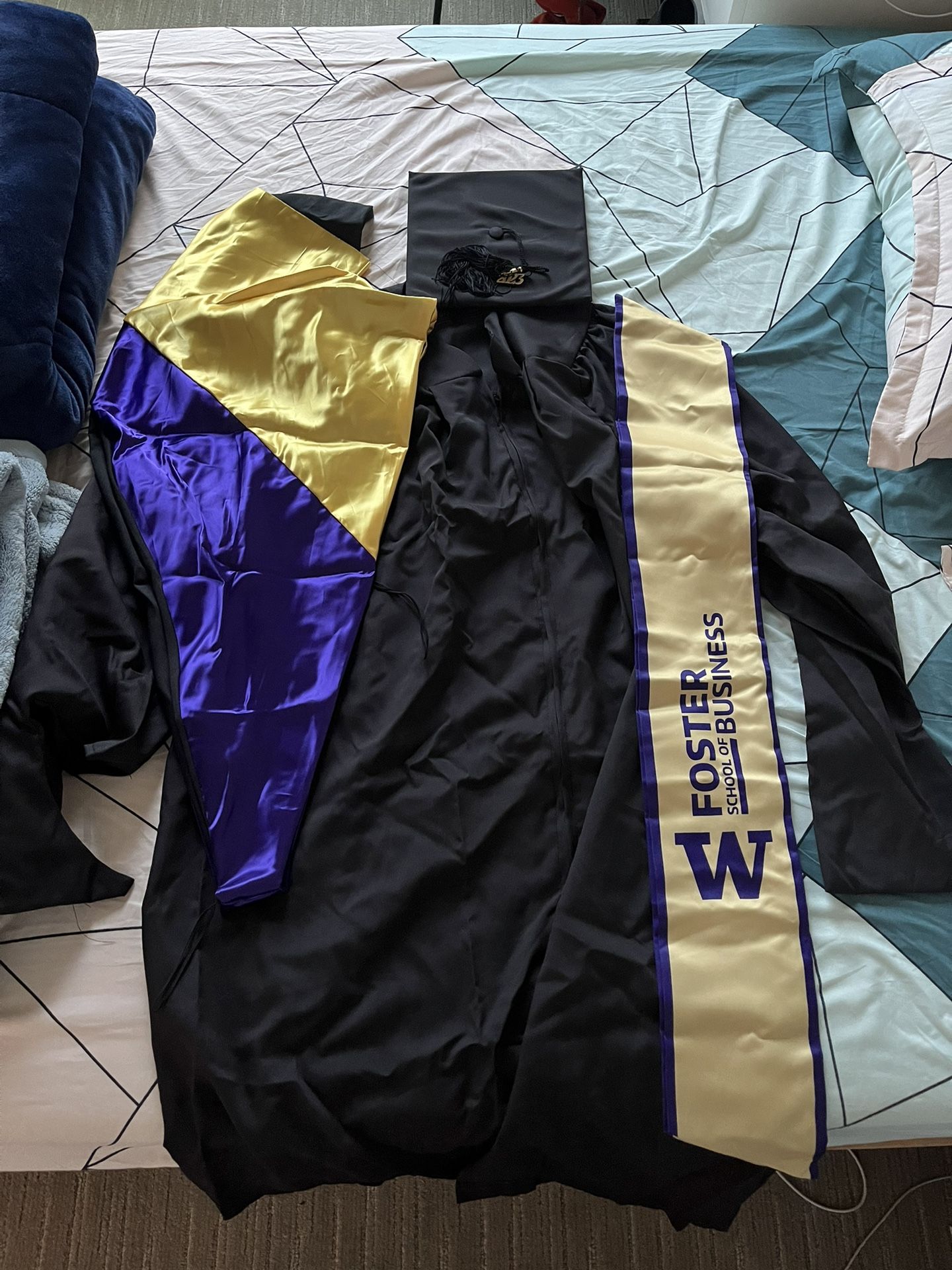 Graduation Gown UW MSBA 5’6”-5’8”