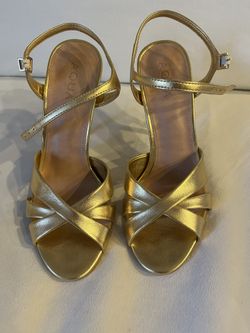 In San Marcos: New Golden Heels, Size 8.5