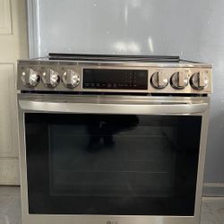 Stove electric slide stainless steel LG Thinq like new condition works perfectly very clean 