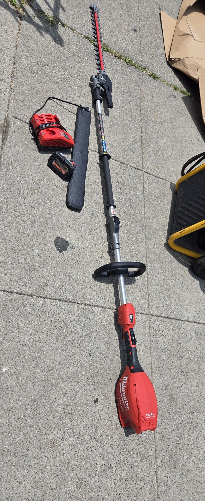 Milwaukee
M18 FUEL 18V 24 in. Brushless Cordless Battery Extended Pole Articulating Hedge Trimmer Kit w/ 8.0 Ah Battery, Charge