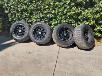 Serious buyers only 4 tires and  rims tires ok came of my 2012 toyota tundra size 33x12.50 R18 $600 for all 4 pick up beaumont  ca