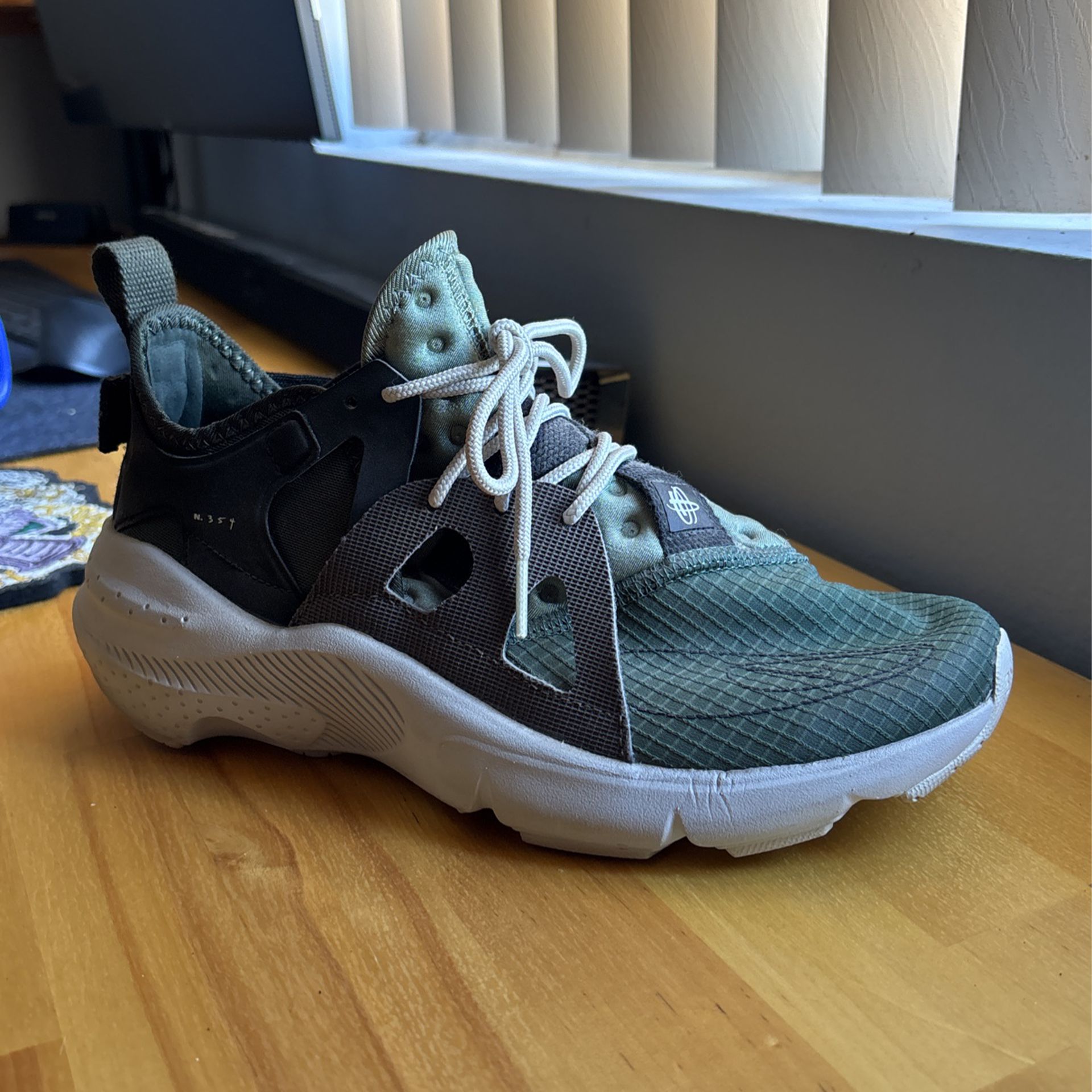Men’s Nike Huarache Size 8