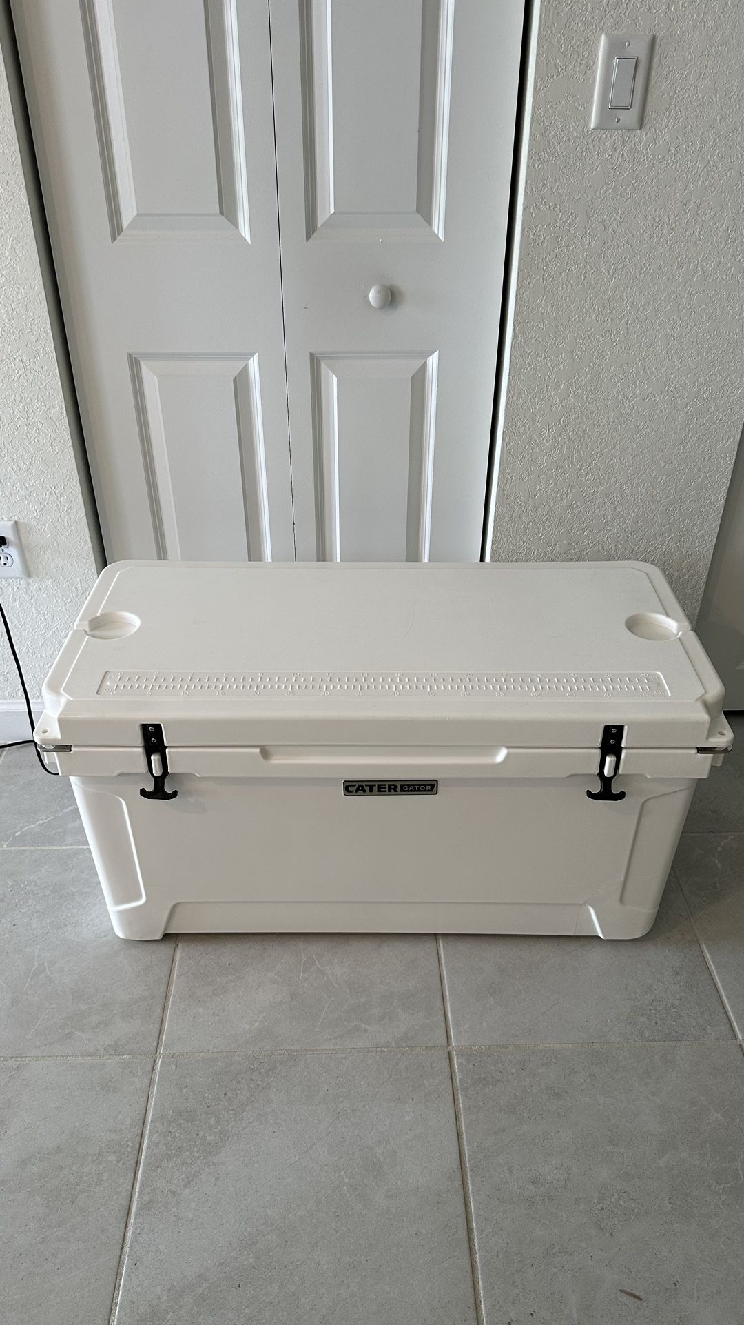 CaterGator White 110 Qt. Rotomolded Extreme Outdoor Cooler / Ice Chest
