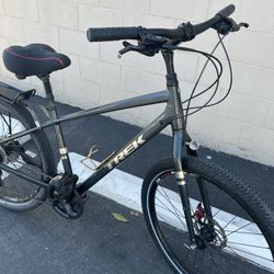 nice bike aluminum everything works good big bike big tires size 27.5 fast bike /  trek 