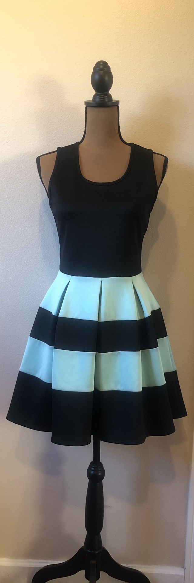 Women’s Dress By Cristal Doll Size 7 Medium