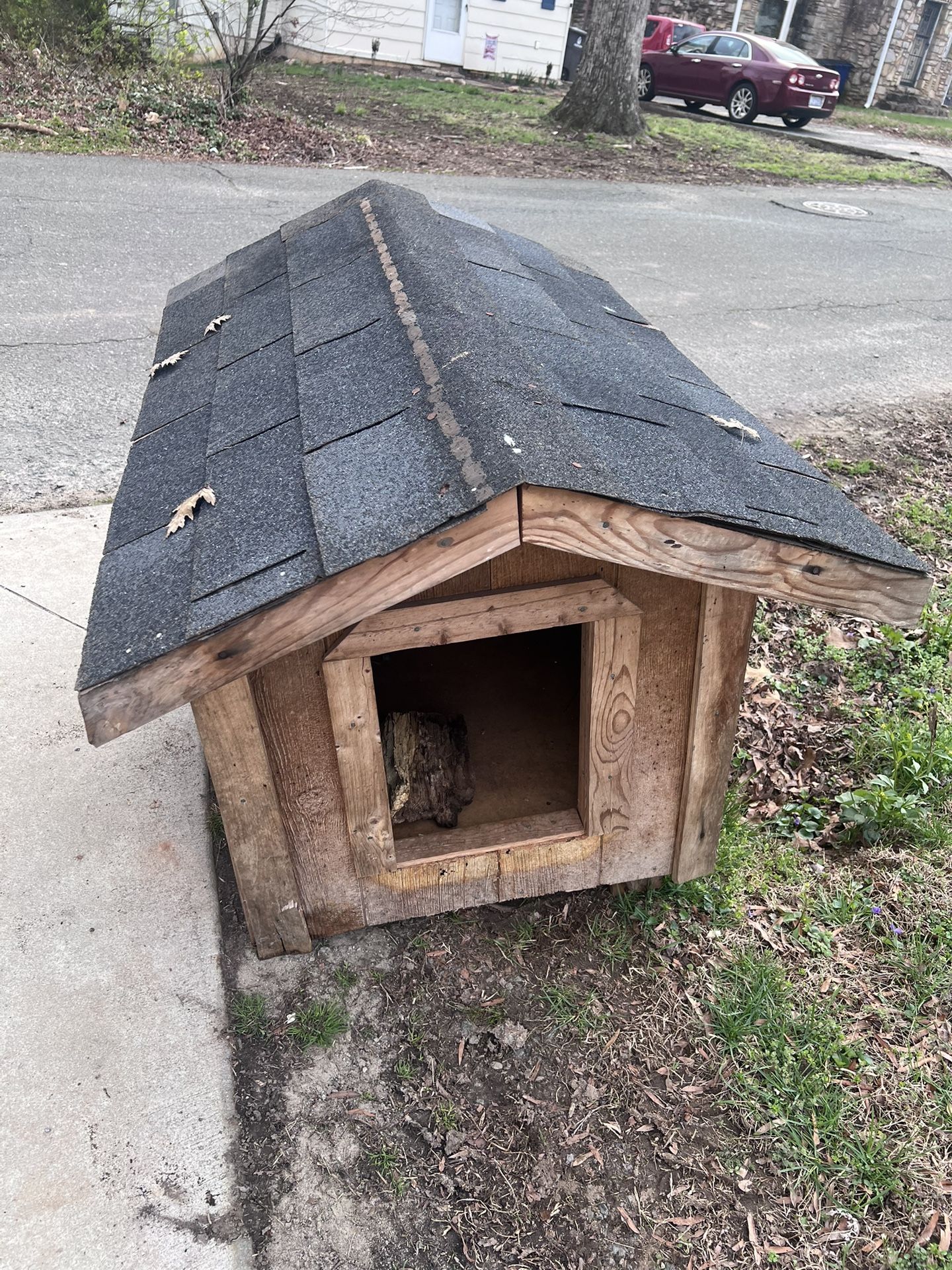 Free Dog House Pick Up Only