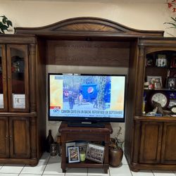 Entertainment Center Leer Description 