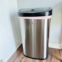 garbage can with sensor