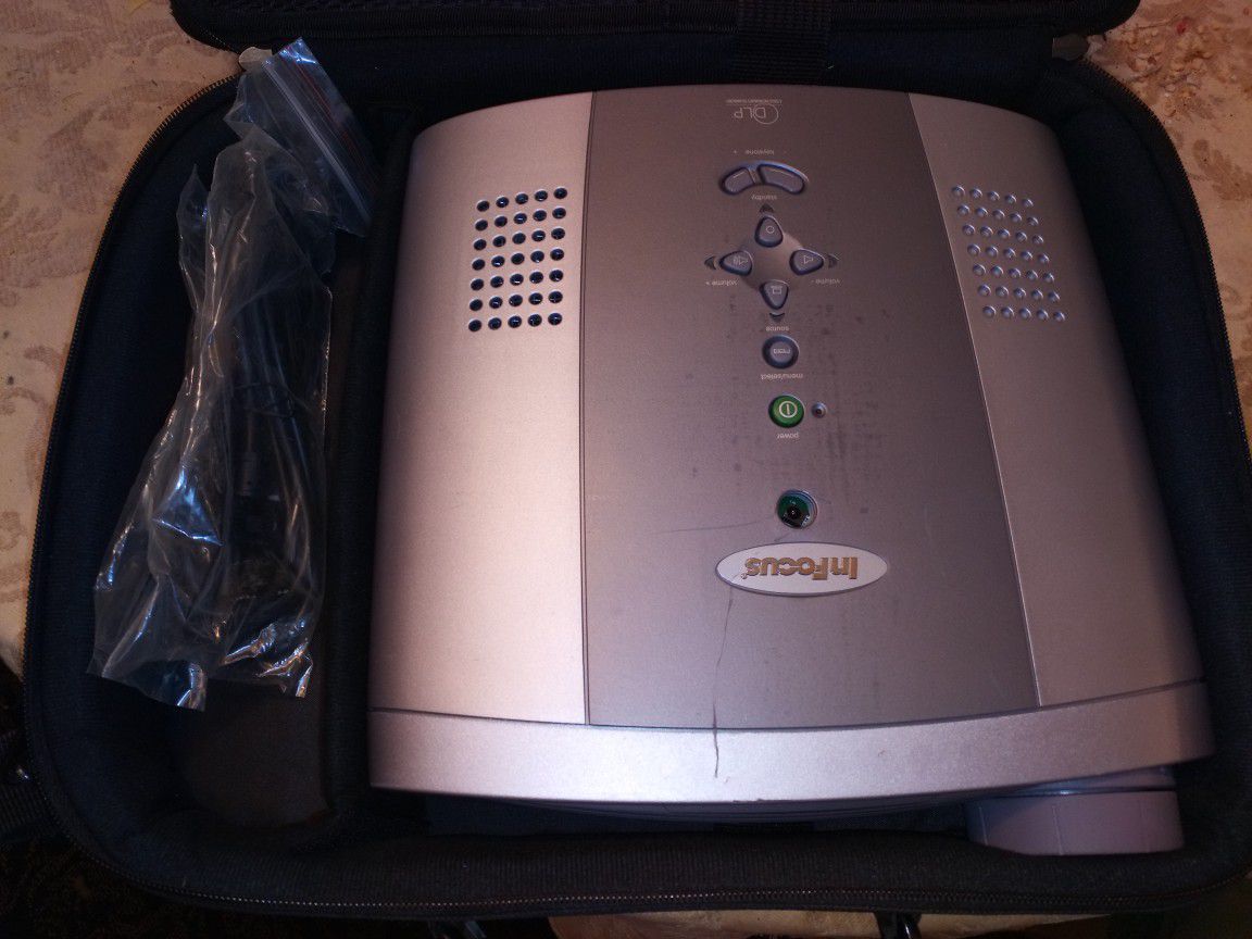 Used infocus projector LP530 with case