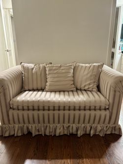 BEAUTIFUL LOVESEAT!!!!