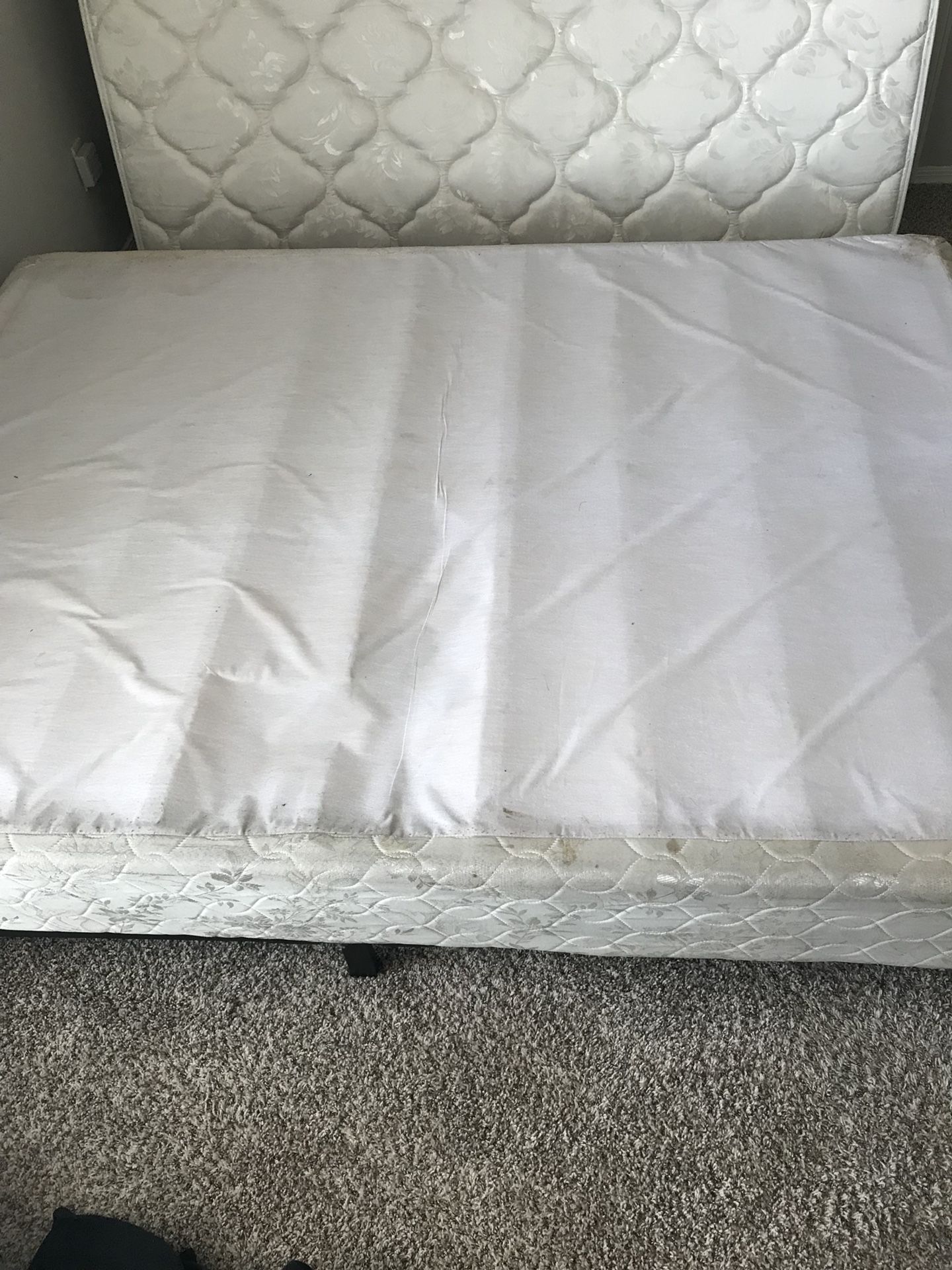 Queen size mattress and box spring for Sale in Dallas, TX OfferUp