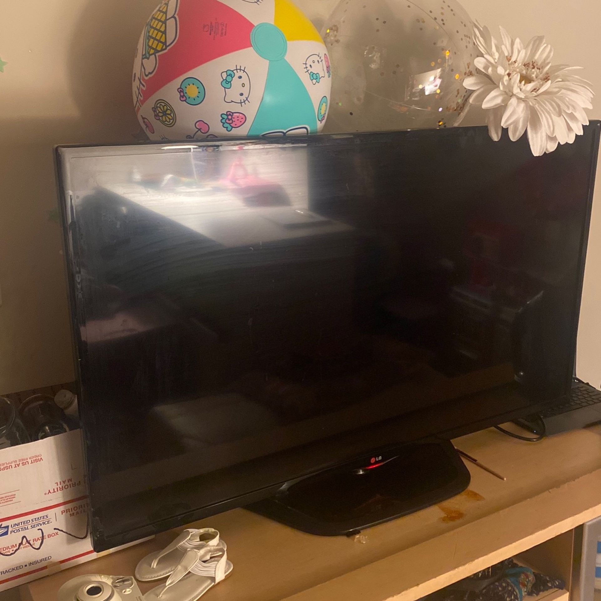 42 Inch LG Tv not A Smart Tv But Has All The Ports To Hook Up A Laptop Or Any Other Devices To Stream No Issues With Tv $80