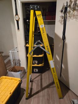 Husky 6-Foot Fiberglass Step Ladder – Good Condition