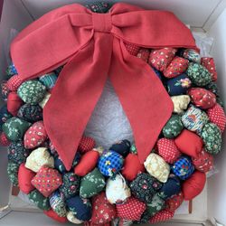 VINTAGE HAND-CRAFTED QUILTED CHRISTMAS WREATH WITH RED BOW