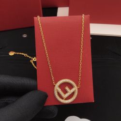 A classic versatile women's necklace