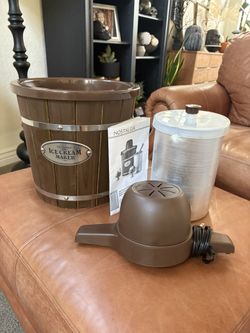 Nostalgia old fashioned Ice Cream Maker. 4-Quart