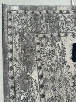 7’ x 10’ Grey accent Rug
