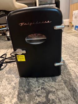 Frigidaire Retro Mini Fridge Black