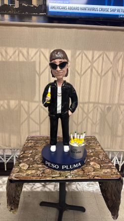 Peso pluma 3 ft bobble head