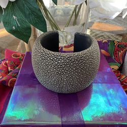 STINGRAY LEATHER CUFF BRACELET  -GREY