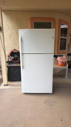 GE Refrigerator with Top Freezer –