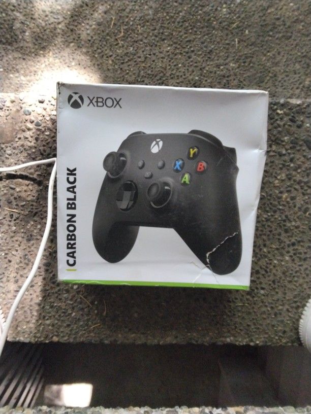 2 Xbox One Controllers