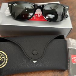 Ray- Ban New Wayfarer Classic Sunglasses  Black/Green Classic G-15