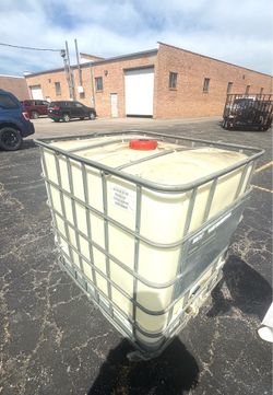 Plastic tub with steel crate around 270 gallons